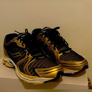 Size 10.5 - Saucony ProGrid Triumph 4 Lemon Chrome